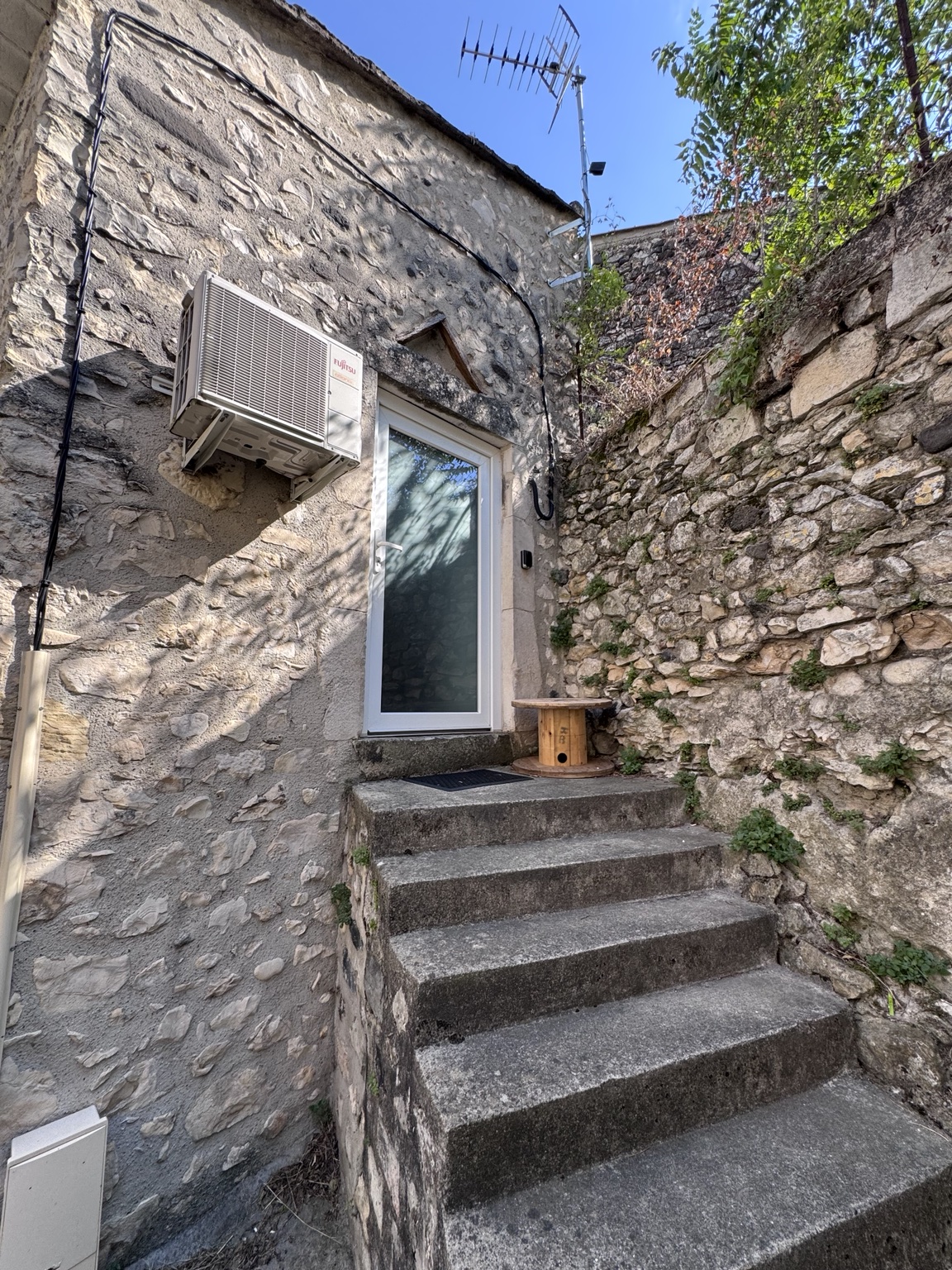 Entrée réelle en pierre du Studio Rochemaure